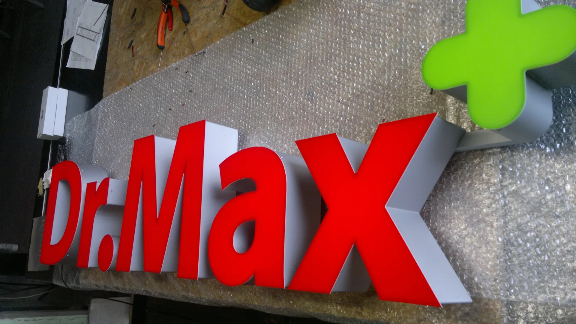 Dr.Max add
